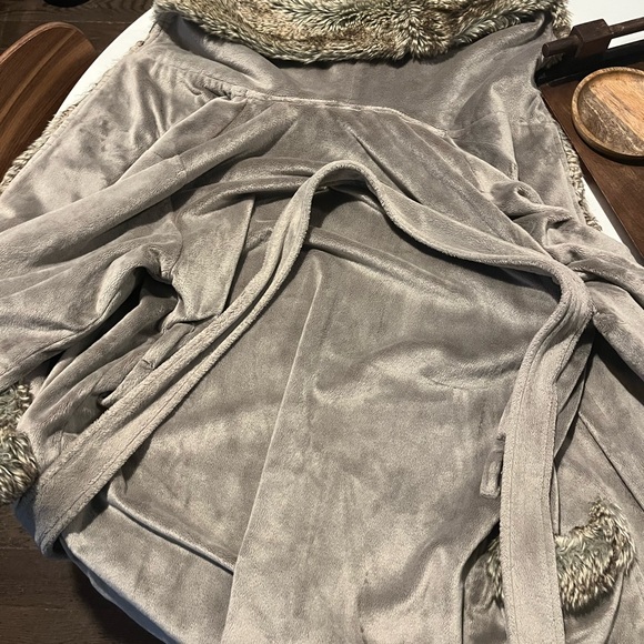 Pottery Barn Cozy Fur Robe Excellent! - Picture 5 of 5